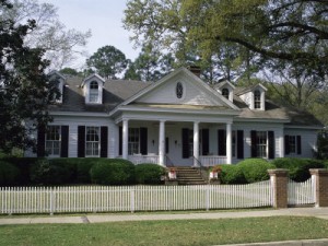 traditional-home-with-white-picket-fence-300x225